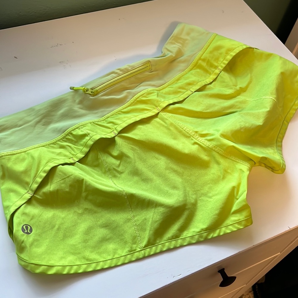 Lululemon Speed Up Short 2.5" - Rare Lime Green - Size 8 - Picture 3 of 5